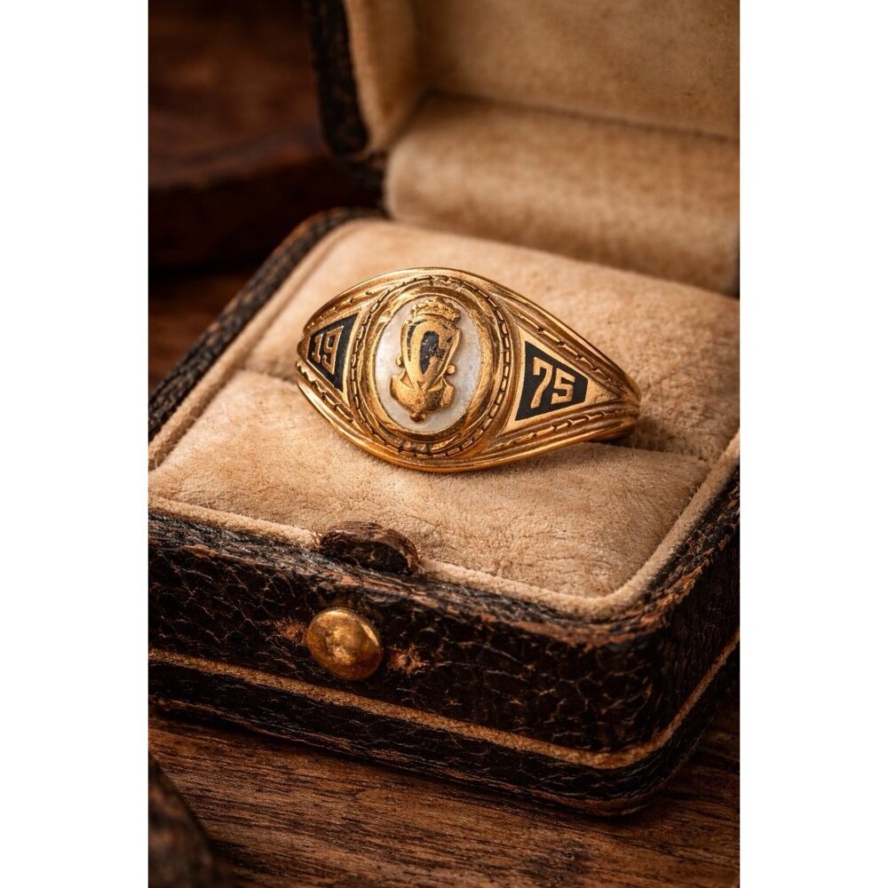 Vintage 1975 10K Gold Class Ring Crown C Crest 5.14g Sz 5 Pinky